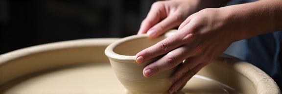 釉薬をかける職人の手元